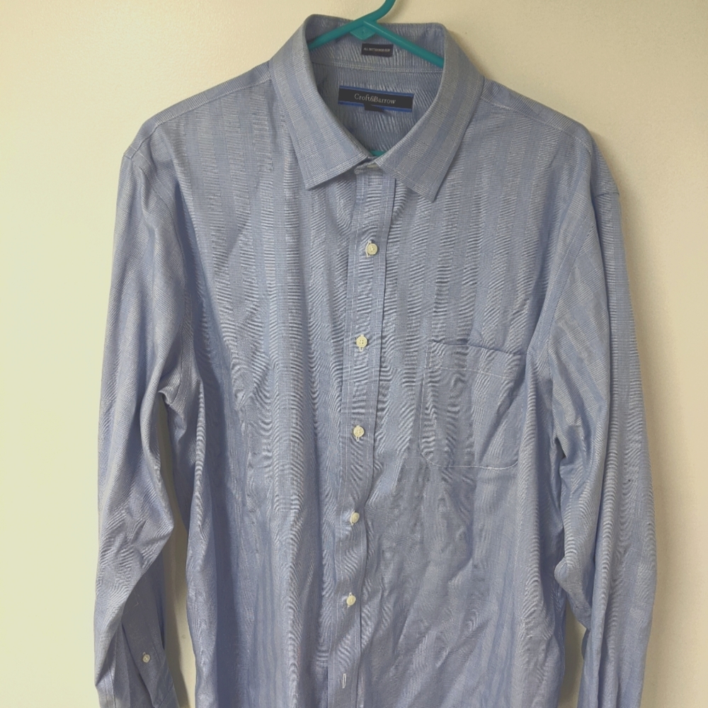 Men's Croft and Barrow light blue dress shirt.